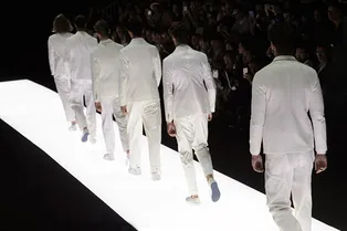 Люди в белом: мужская коллекция Giorgio Armani весна-лето 2018