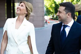 Новая первая леди Украины Елена Зеленская в белоснежном кейпе на инаугурации мужа