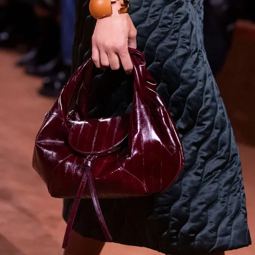Сумка Spy, показ Fendi осень-зима 2025/2026