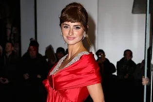 Платье гипнотического алого цвета — лучший выбор для такой жгучей брюнетки, как Пенелопа Крус