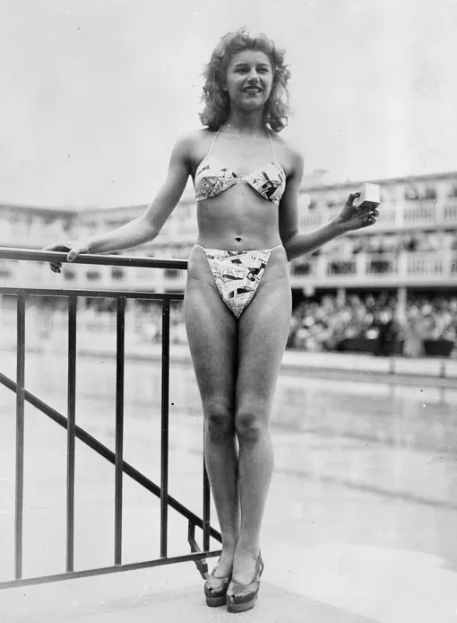 Модель Мишелин Бернардини в первом бикини авторства Луи Реара. 1946 год Модель Мишелин Бернардини в первом бикини авторства Луи Реара. 1946 год