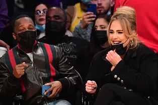 Элегантное пальто, джоггеры и культовые кроссовки Air Jordan: Адель нашла идеальный образ для свидания на баскетбольном матче