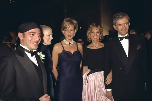 Джон Гальяно, принцесса Диана в платье Dior, Элен Мерсье и Бернар Арно на Met Gala в Нью-Йорке, 1996 год
