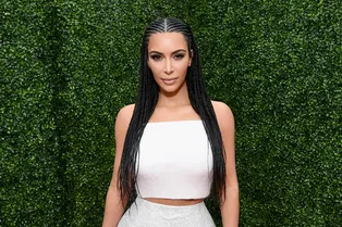 Ставка на минимализм: Ким Кардашьян в Atelier Versace