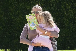 Дочки-матери: Ирина Шейк на прогулке с дочерью Леей