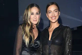 Ирина Шейк в прозрачной рубашке и Сара Джессика Паркер в бархатном комбинезоне на показе Intimissimi