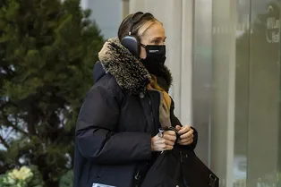 Теплая парка и джоггеры, заправленные в ботильоны, — Сара Джессика Паркер нашла стильное и уютное комбо на каждый день