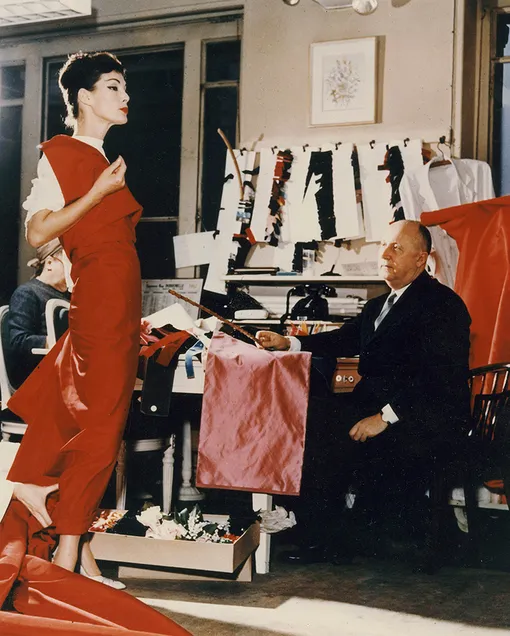 КРИСТИАН ДИОР И МОДЕЛЬ НА ПРИМЕРКЕ, 1955 КРИСТИАН ДИОР И МОДЕЛЬ НА ПРИМЕРКЕ, 1955