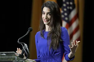 Амаль Клуни выбирает для официальных мероприятий монохром. И правильно делает