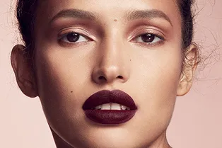 Как носить темную помаду