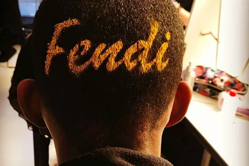 Зачем стилисты Fendi украсили волосы моделей фирменными логотипами?