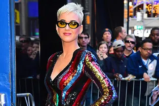 Летящей походкой на каблуках-микрофонах: Кэти Перри на шоу Good Morning America