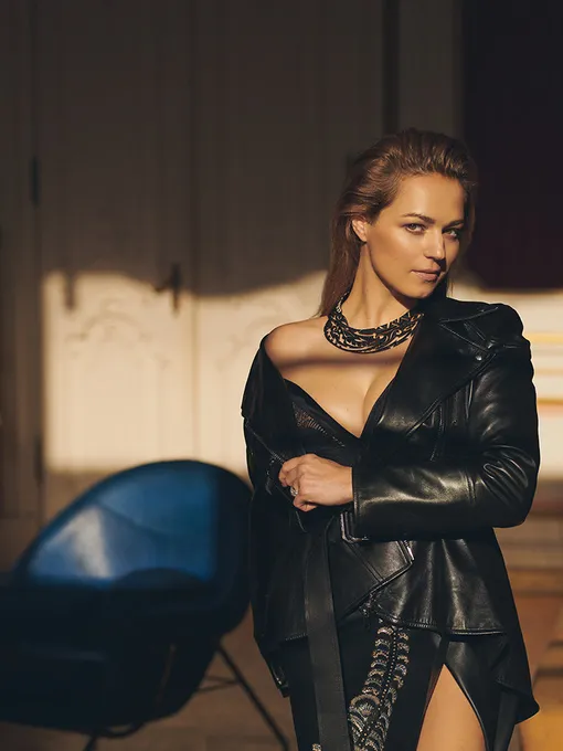 БРА, Intimissimi; ЮБКА, Prada; ПОЯС, Sportmax; КУРТКА – СОБСТВЕННОСТЬ КАРОЛИН; КОЛЬЕ TATTOO, Akillis (БЕЛОЕ И ЧЕРНОЕ ЗОЛОТО, БЕЛЫЕ И ЧЕРНЫЕ БРИЛЛИАНТЫ); КОЛЬЦО TATTOO, Akillis (БЕЛОЕ ЗОЛОТО, БЕЛЫЕ БРИЛЛИАНТЫ). БРА, Intimissimi; ЮБКА, Prada; ПОЯС, Sportmax; КУРТКА – СОБСТВЕННОСТЬ КАРОЛИН; КОЛЬЕ TATTOO, Akillis (БЕЛОЕ И ЧЕРНОЕ ЗОЛОТО, БЕЛЫЕ И ЧЕРНЫЕ БРИЛЛИАНТЫ); КОЛЬЦО TATTOO, Akillis (БЕЛОЕ ЗОЛОТО, БЕЛЫЕ БРИЛЛИАНТЫ).