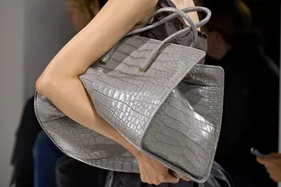 Как выбрать модную вместительную сумку, которая не выйдет из моды