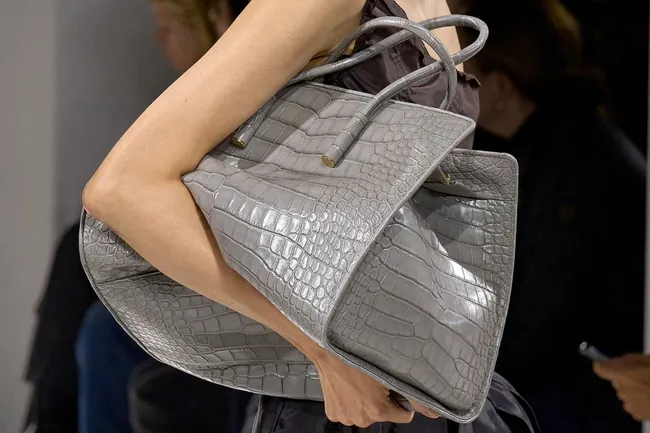 Как выбрать модную вместительную сумку, которая не выйдет из моды