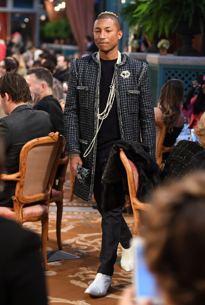 На показе Chanel Metiers D'Art 2016/17
