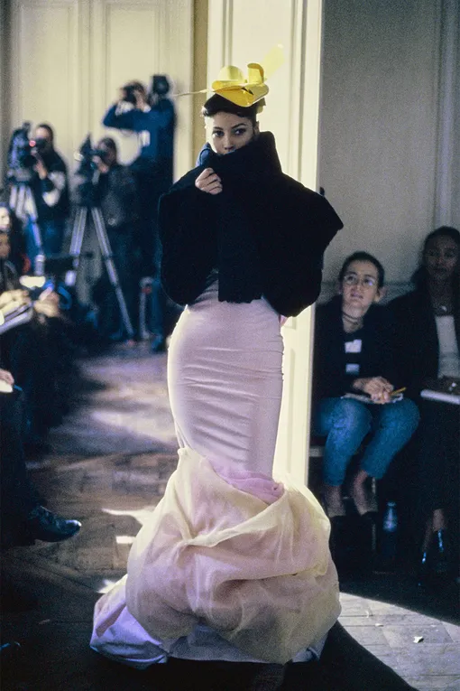 Показ JOHN GALLIANO осень-зима 1994 Показ JOHN GALLIANO осень-зима 1994