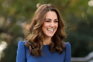 Похорошевшая Кейт Миддлтон в платье Jenny Packham королевского синего цвета