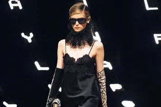 Тотал-блэк — всегда хорошая идея. Вот 7 формул, которые легко повторить Тотал-блэк — всегда хорошая идея. Вот 7 формул, которые легко повторить