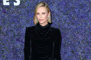 Образ на миллион: Шарлиз Терон в бархатном платье Gucci