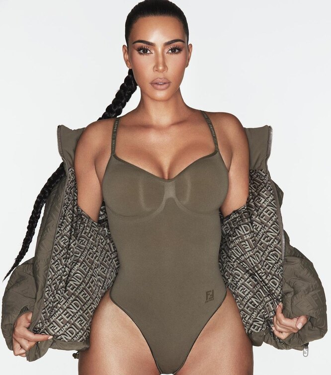 Ким Кардашьян в боди из коллаборации Fendi x Skims Ким Кардашьян в боди из коллаборации Fendi x Skims