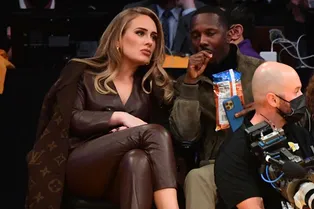 Адель в обтягивающем кожаном костюме на баскетбольном матче в компании своего бойфренда