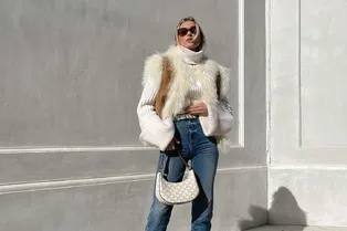 Зимой носите жилет с меховой отделкой поверх свитера с высоким горлом, как Эльза Хоск
