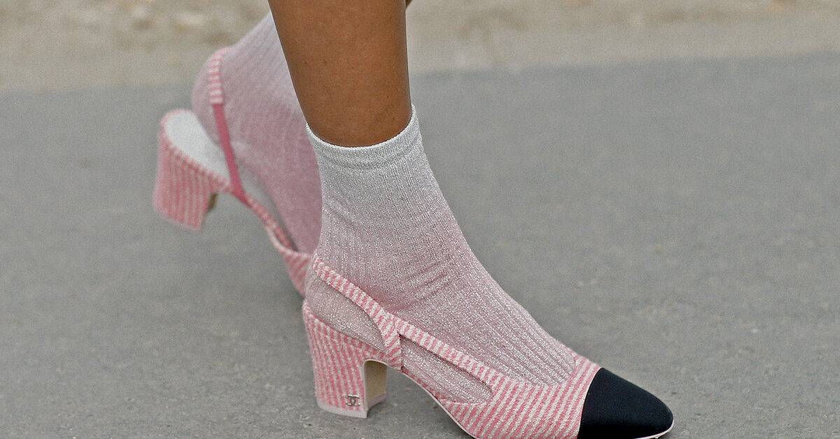 терки на обувь. носки поверх штанов. носки поверх туфель. носки поверх сапог. белые носки поверх обуви.