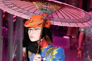 Тонны глиттера, вышивок и бижутерии: бесконечные детали яркого гипноза от Gucci