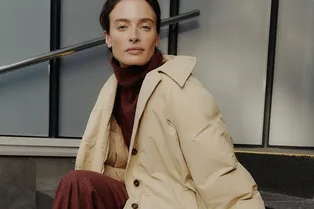 Если пока не хочется доставать пуховик, вам нужен утепленный тренч