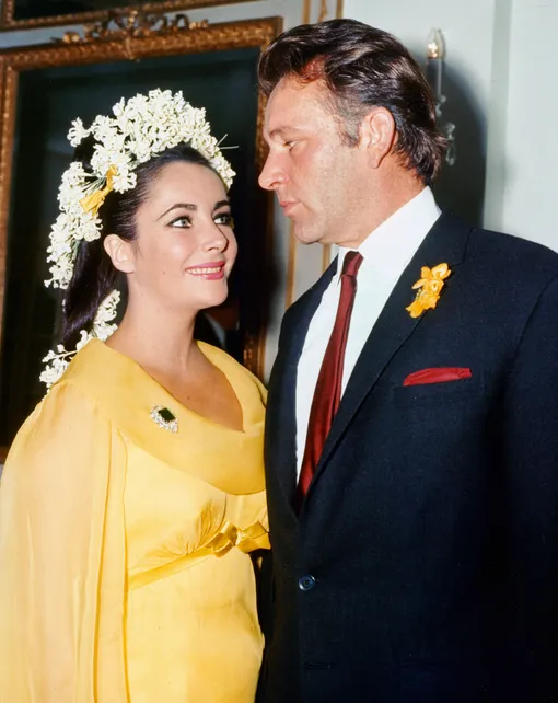С Ричардом Бертоном во время их свадьбы, 15 марта, 1964