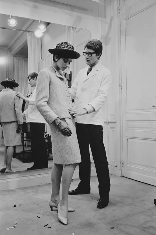 29-летний Ив Сен-Лоран за работой в Париже, 1965 год 29-летний Ив Сен-Лоран за работой в Париже, 1965 год