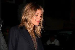 Зимний образ для вечеринки от Сиенны Миллер: плотные колготки, босоножки и золотое мини