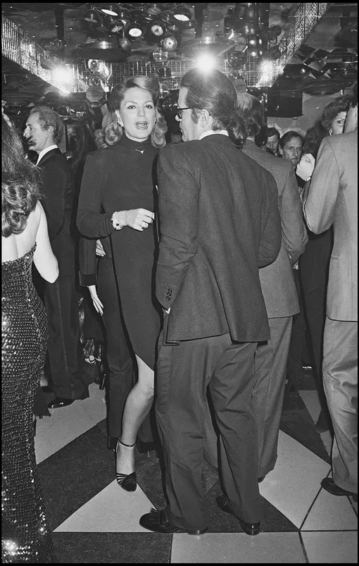 Ира де Фюрстенберг и Карл Лагерфельд во время вечеринки в ночном клубе Regine в Париже, 1978 год