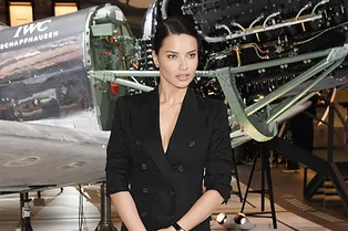 В центре внимания: Адриана Лима в длинном смокинге с экстремальным разрезом