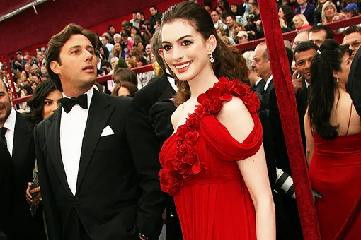 10 самых красивых платьев Энн Хэтэуэй 10 самых красивых платьев Энн Хэтэуэй