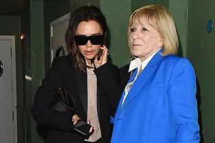 Виктория Бекхэм сочетает строгий черный костюм с прозрачной блузкой