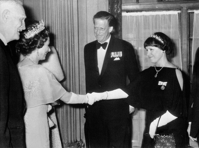 В 1977 году Патрисия, графиня Хэрвуд (вторая жена сына принцессы Марии) надела сапфировую корону королевы Виктории на «неформальный» ужин и прием в Civic Hall во время юбилейного тура королевы Елизаветы II по Йоркширу