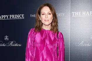 57-летняя Джулианна Мур носит платье Givenchy цвета фуксии, несмотря на стереотипы о возрасте