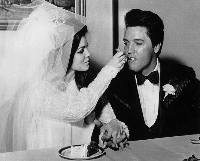 Элвис и Присцилла Пресли во время свадьбы в Лас-Вегасе, 1 мая 1967 года