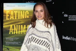 Натали Портман в идеальном вязаном кейпе, который спасет в морозы