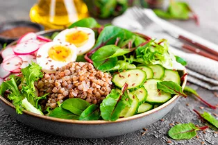 Что съесть на ужин, чтобы проснуться без отеков