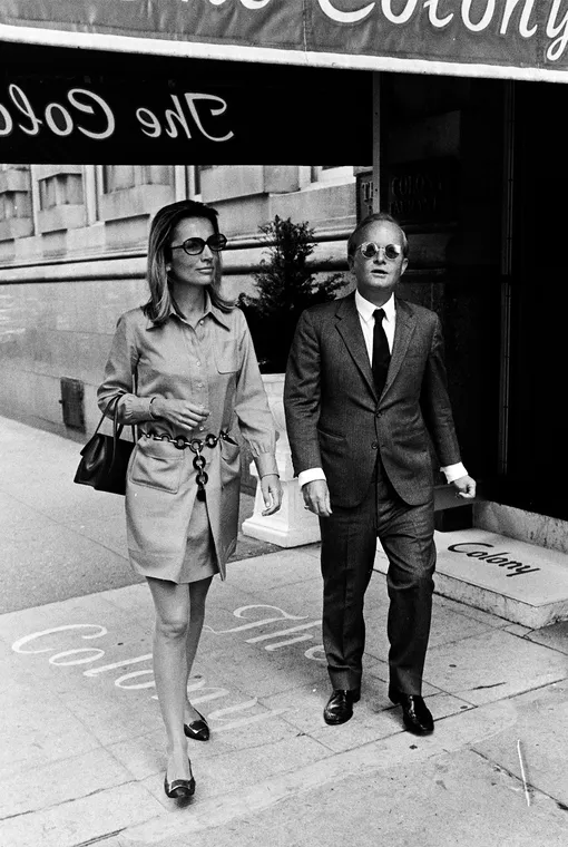 Ли Радзивилл и Трумэн Капоте на выходе из ресторана The Colony в Нью-Йорке, 1968 год