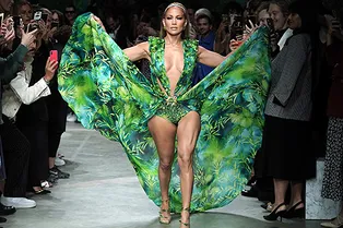 Дженнифер Лопес повторила свой культовый образ на показе Versace