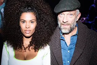 Безупречный стиль: Тина Кунаки в облегающем белом платье и Венсан Кассель на показе Etam в Париже