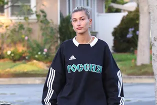 На хайпе: Хейли Болдуин в свитшоте с надписью «Россия»