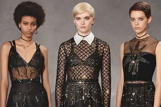 Платье русалки, игральные карты и «мужские» костюмы в новой коллекции Dior