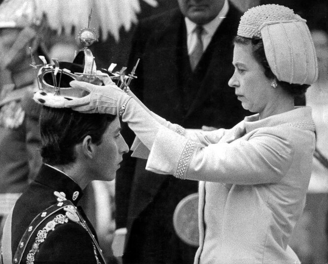 Королева Елизавета и принц Чарльз, 1969 год Королева Елизавета и принц Чарльз, 1969 год