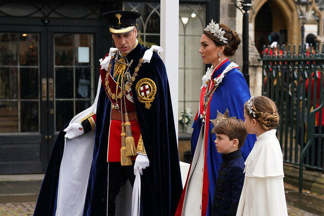 Принц Уильям, Кейт Миддлтон с детьми принцессой Шарлоттой и принцем Луи