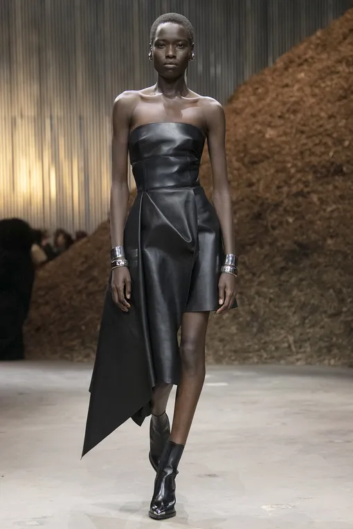 Alexander McQueen осень-зима 22/23 Alexander McQueen осень-зима 22/23